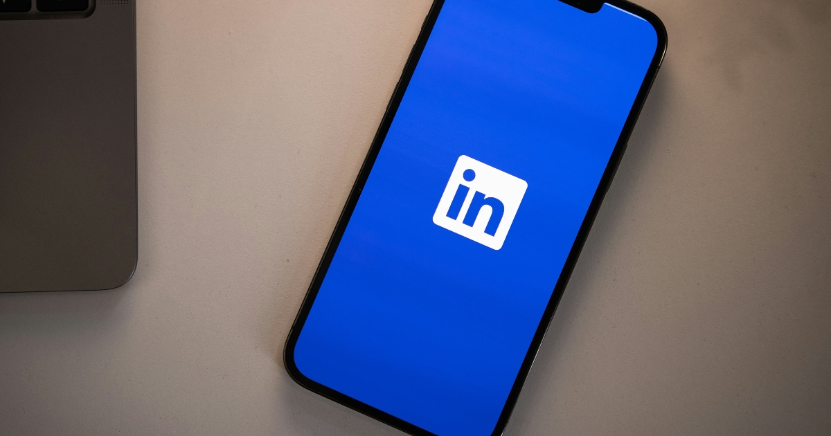 Smartphone som visar LinkedIn-applikationens blå skärm, viktig för webbplatsdesign och professionella nätverk som ZORC