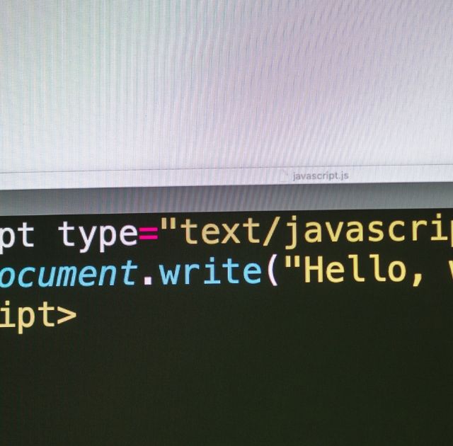 Kodexempel i JavaScript som visar hur man skriver ut text på en webbsida, relevant för webbutveckling och design