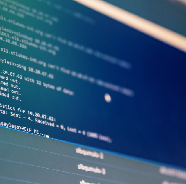Kodskärm som visar nätverksdiagnostik med pingkommandon för webbutveckling och design av ZORC-appar