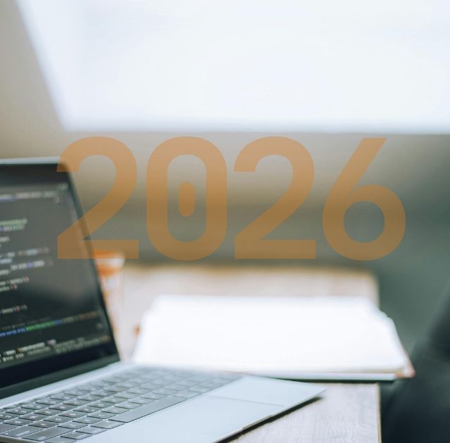 En modern laptop visar kodning för webbutveckling, med fokus på framtida designtrender för ZORC 2026