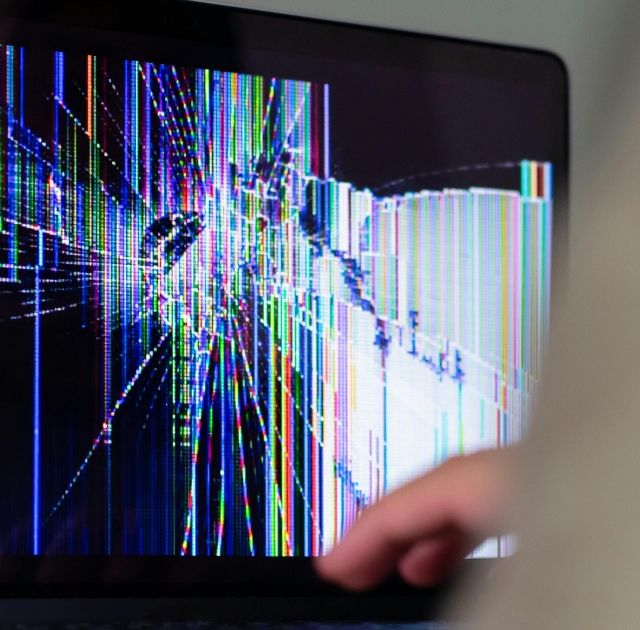 Kraschad skärm med färgglada linjer, symboliserar tekniska problem inom webbutveckling och design, relaterat till ZORC