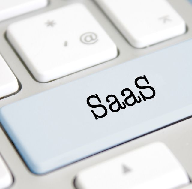 Tangentbord med fokus på en blå tangent med texten SaaS, relaterad till webbutveckling och AI-lösningar från ZORC