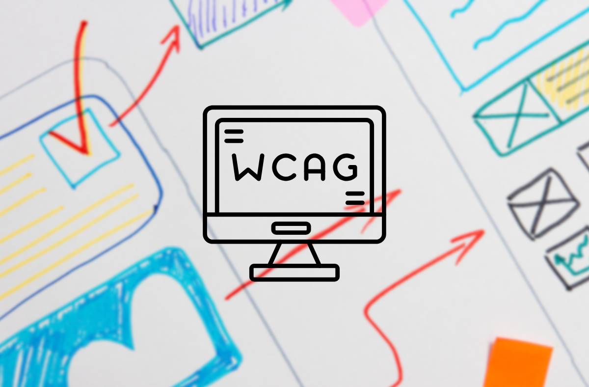 En svart ikon av en datorskärm med texten WCAG, placerad i förgrunden av handritade skisser och wireframes för webbgränssnitt.
